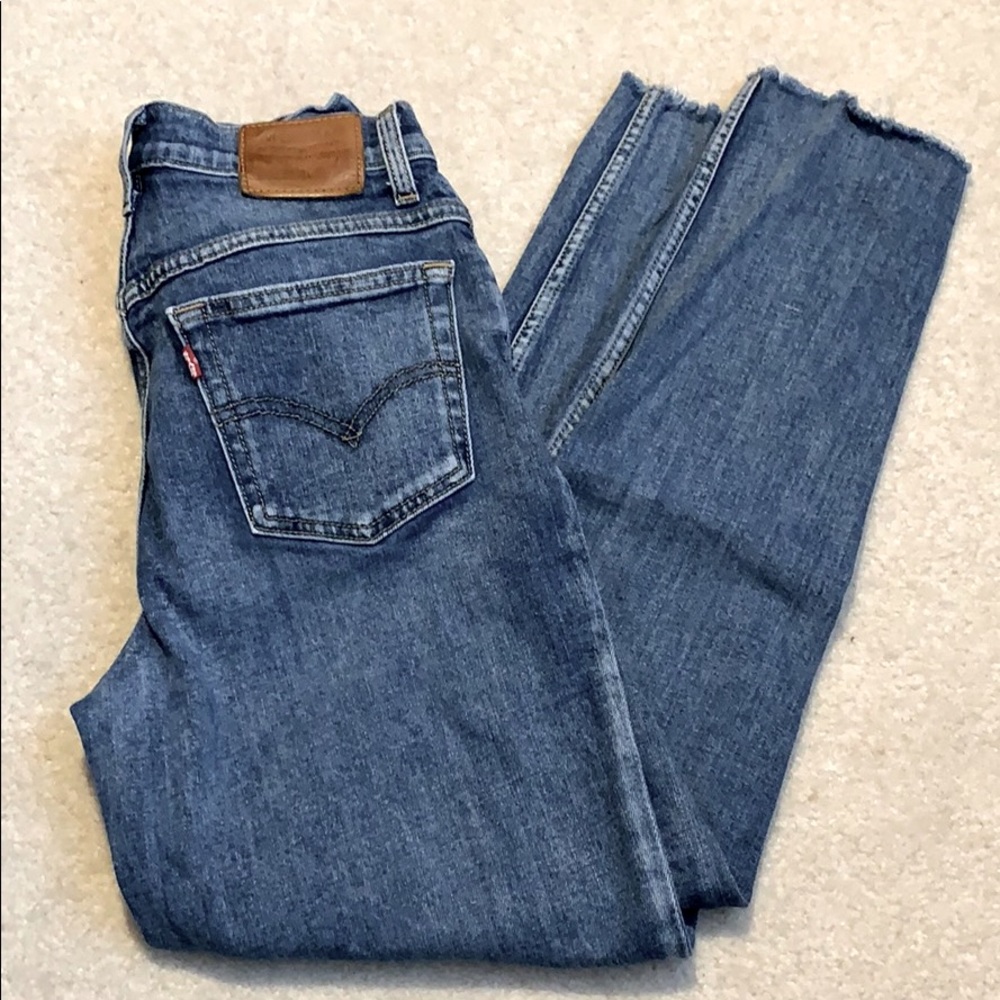 Levi’s medium wash mom jean